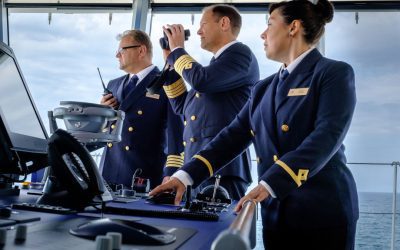 Desvendando a Hierarquia entre Officers, Staff e Crew
